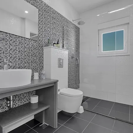 Luxury Mae In Makarska, Pool And Gym Villa *