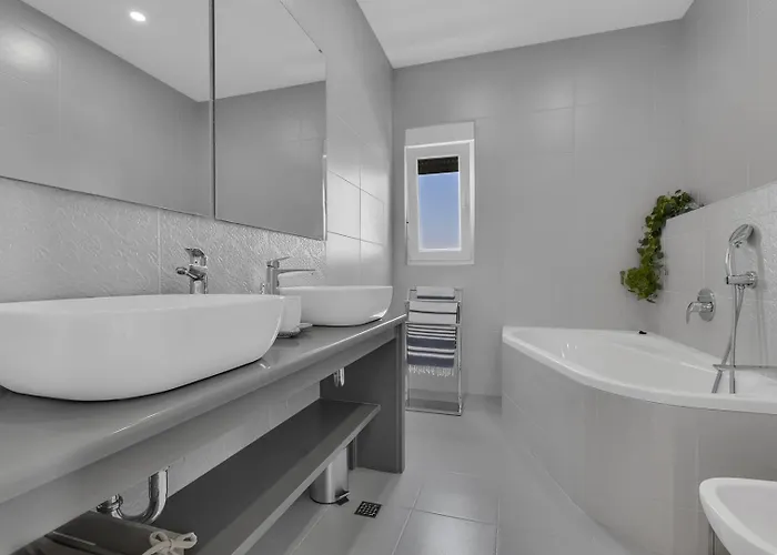 Luxury Mae In Makarska, Pool And Gym Вілла Макарська